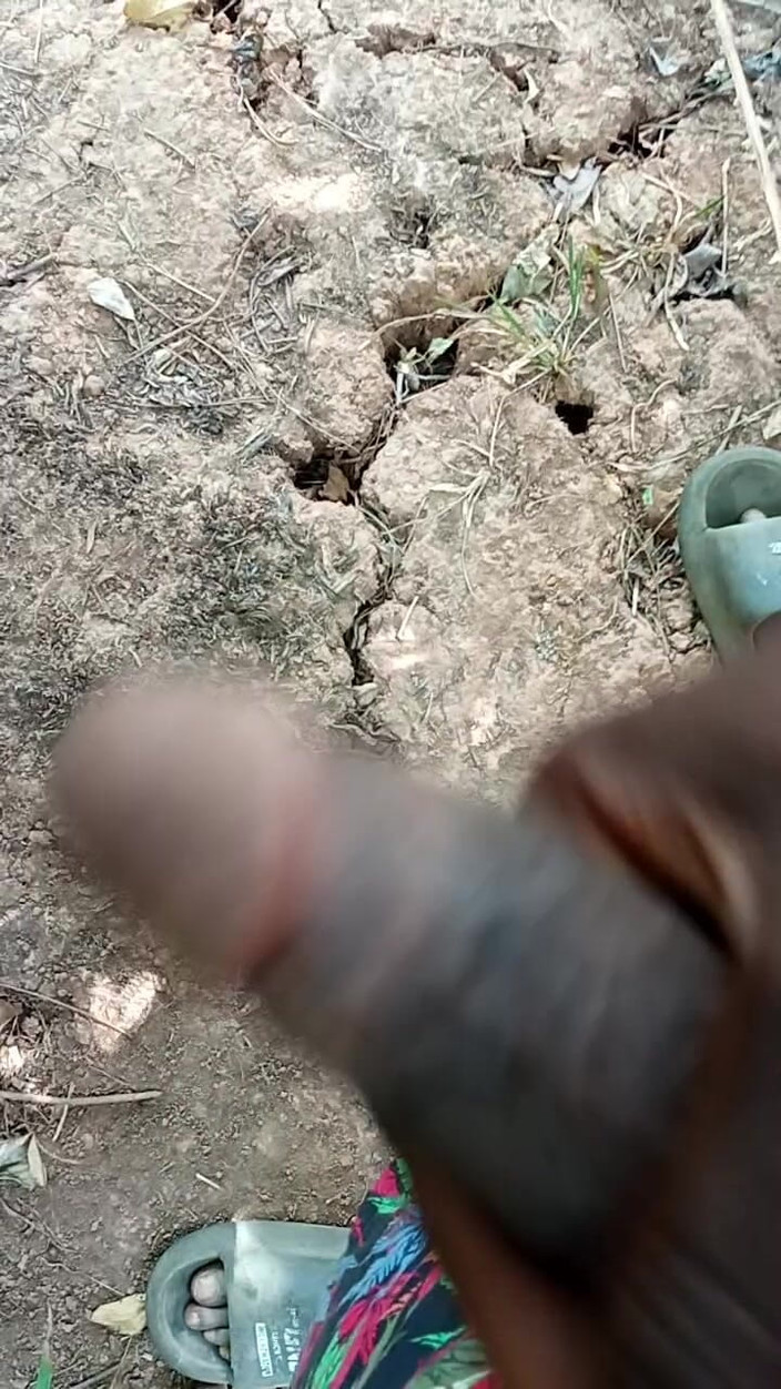 Kpekus arena: Africký chlapec masturbuje uvnitř křoví