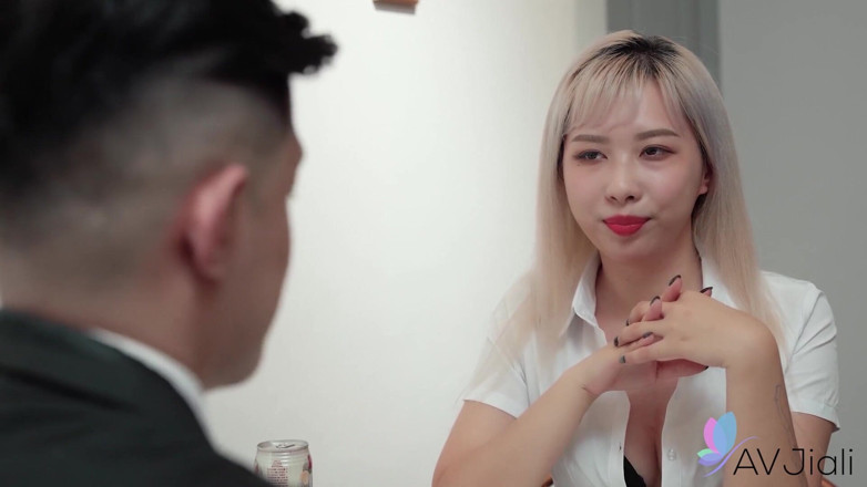 AV Jiali: Dominerande chef lady, Wang Yixin, utnyttjar manlig kontorsarbetare