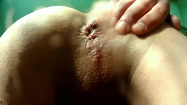 Twink đẩy tinh dịch ra khỏi đít, liếm và chà xát ống kính máy ảnh bằng đít