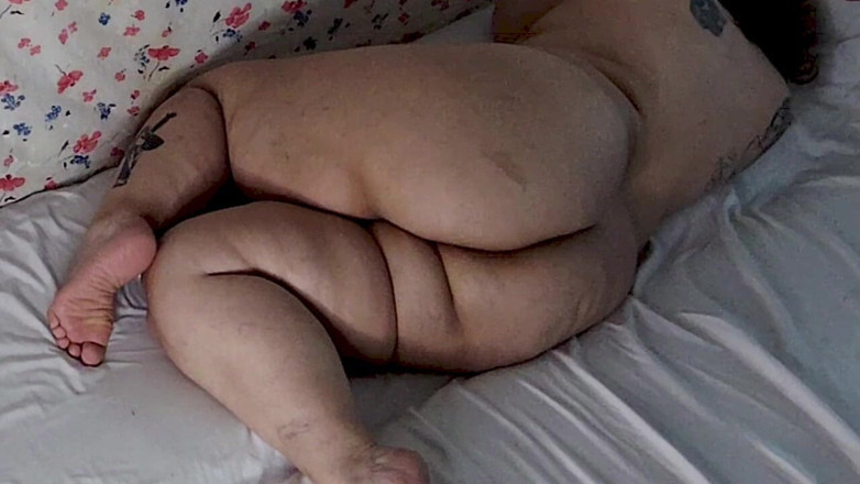 Zina Gabon: 흑인 남자에게 콘돔을 벗는 유부녀