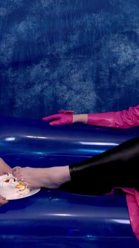 Plug anal et plaisir sexuel en levrette avec sa chatte mouillée et juteuse et son facesitting, Arya Grander se fait baiser dans des vêtements en pvc