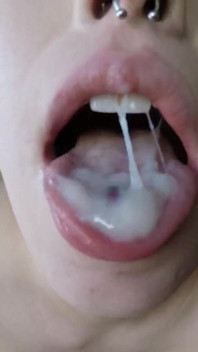 Sexy štíhlá teenagerka je ošukaná skutečným velkým čůrákem