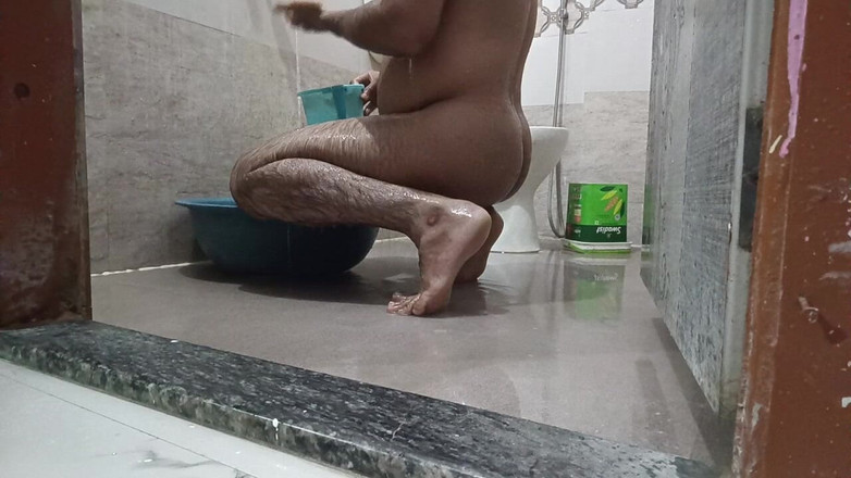 LovedSunsine1990: Ich gehe immer nackt im Badezimmer.