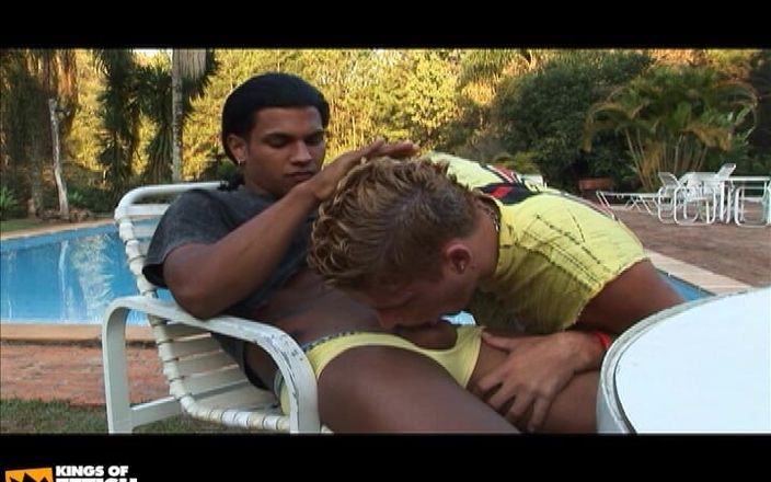 Gay Diaries: Татуированная мужик уничтожает твинка с волосатым очком на улице
