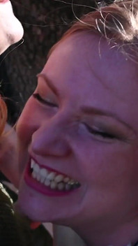 Boozing tea y lamiendo tetas! Al aire libre extra antes de la escena completa divertida