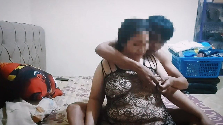 my_wife_chubby: Corpul dolofan al mătușii mele vitrege este sexy cu lenjeria...