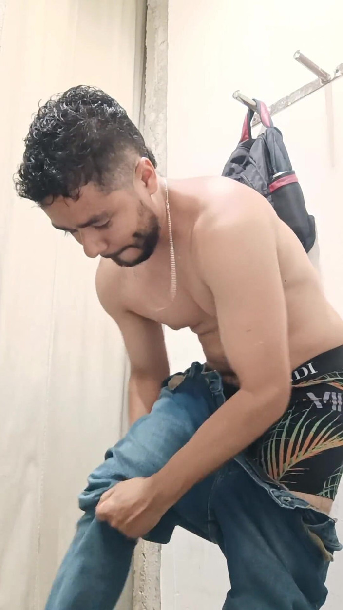 Tommhot: Urinerar i ett badrum och onanerar i ett förråd omklädningsrum