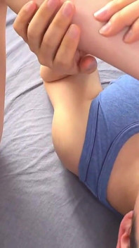 Mujer con piernas largas y hermosas chupa y no deja ir su polla -1