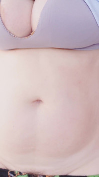 Maagzittende fetisj, dikke buik close-up, weelderige milf