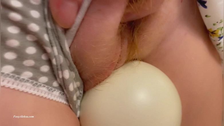 FoxyAleksa: 裙子下热辣摩擦红色毛茸茸的阴户。我在卧室里的秘密