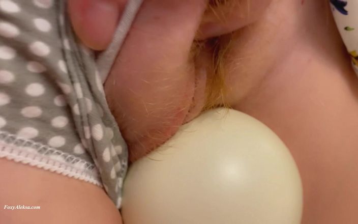 FoxyAleksa: Sexy tření zrzavá chlupatá kundička pod sukní. Moje tajemství v...