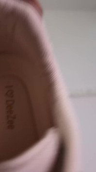 En primer plano en el gimnasio - chica zapatillas de deporte dominación