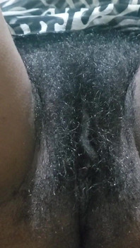 Coño grande follando hasta el culo con una masiva peluda entre piernas