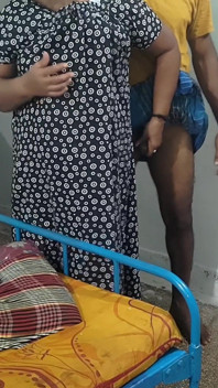 Elimi Andy'nin geceliklerinin içine soktum ve göğüslerine masaj yaptım ve onunla seks yaptım