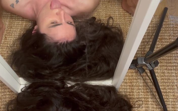 Laura Hardkinks: फर्श में जोरदार गले में गहरे लंड लेना
