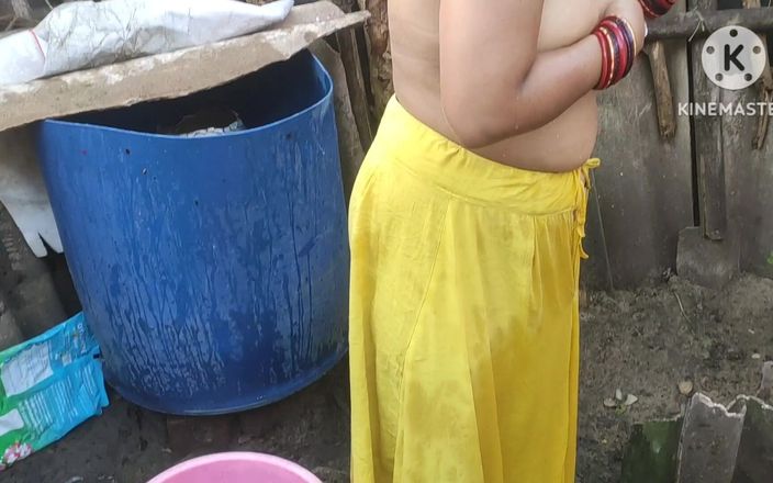 Anit studio: Hintli kadın dışarıda banyo yapıyor