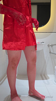 Sissy Kanisa in rood deel 2 eet sperma in openbaar toilet