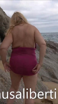 Masturbación y pis en la playa nudista