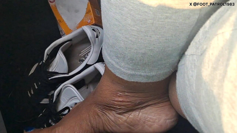 Foot Patrol: 맨발로 승용차에 타고 있는 동안 발 플레이