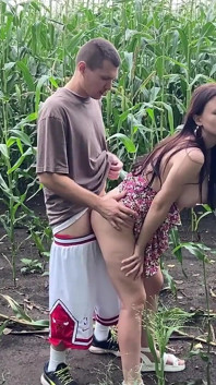 Ošukaná děvka nevlastní sestra v šatech na Cornfieldu a vystříkaná na její zadek
