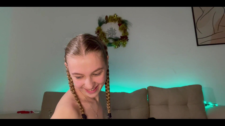 JuiceLussie: Striptis perlahan