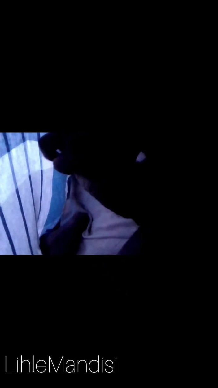 Lihlemandisi: Lihlemandisi si massaggia il cazzone nero da solo