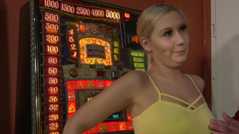 Lena Nitro: Pierced blonde chick gets spitroasted on the pool table
