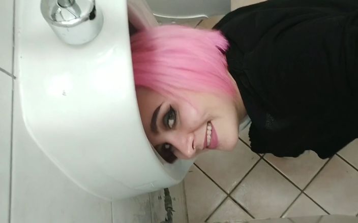 Forest-Whore: Jalan-jalan di sekitar kota dan jilat urinoir, toilet, dan semua...