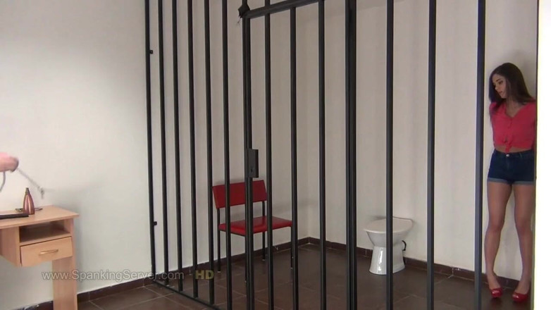 Spanking Server: Caprice frusta al seno a