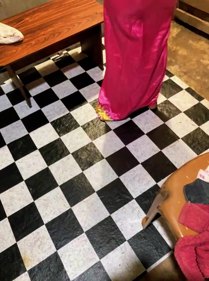 Tiyana: 丈夫暴露年轻热辣的漂亮妻子