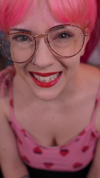 Kız arkadaşını aldatmaya dönüştürüyor