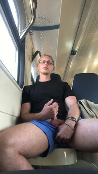 Un Tizio Si Masturba Sul Treno Suburbano