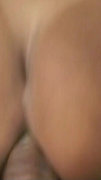 Sexy loira travesti peituda é fodida no cu ao ar livre em um encontro