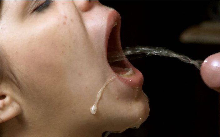 All about pee: Büyük yarağımı em ve çişli tatlı kızımı yut