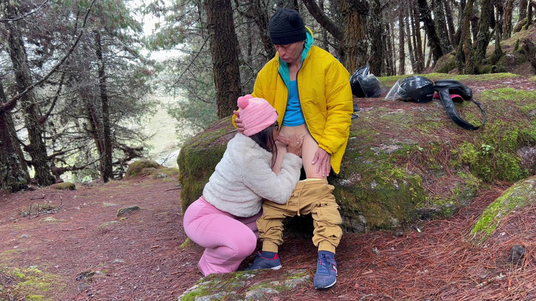 Lady: Mama vitregă țâțoasă și cu forme suge pula bătrânului și o pune în pizda...