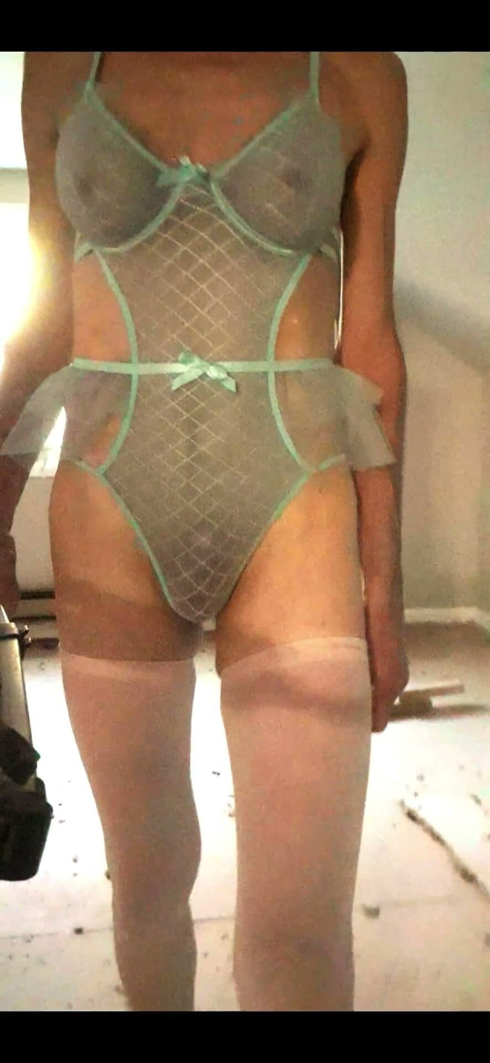 Feeling sexy today crosdressing: На роботі cdmichelle в блакитному боді, ходить навколо роботи, сидячи