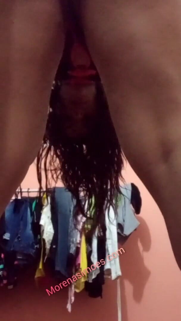 Carlos-Simoes: Bruneta s velkým zadkem v prádle.