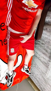 Twink masturbando vestindo equipamento de futebol