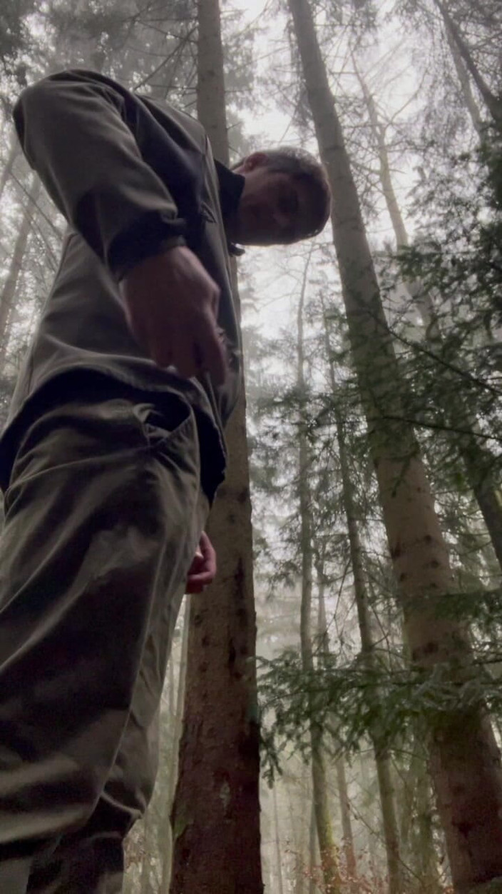 Yoogoo82: Běhání v lese a svlékání se úplně nahé