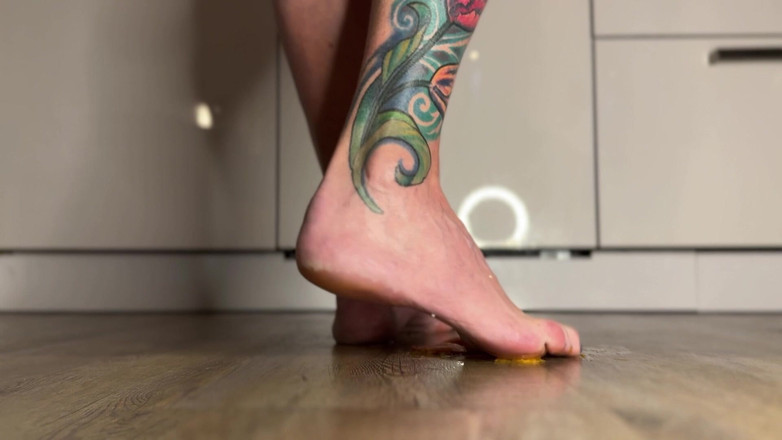 NaomiPerv: Naomiperv aplastando y pisoteando comida con sus tacones y suela