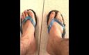 Manly foot: Parmak arası terliklerim ayaklarımı göstermek istiyor - ayaklar