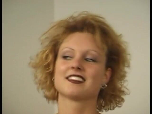 Lucky Cooch: Une MILF blonde à gros nichons danse