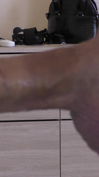 Troia ebano succhia cazzo bianco e ingoia sperma caldo