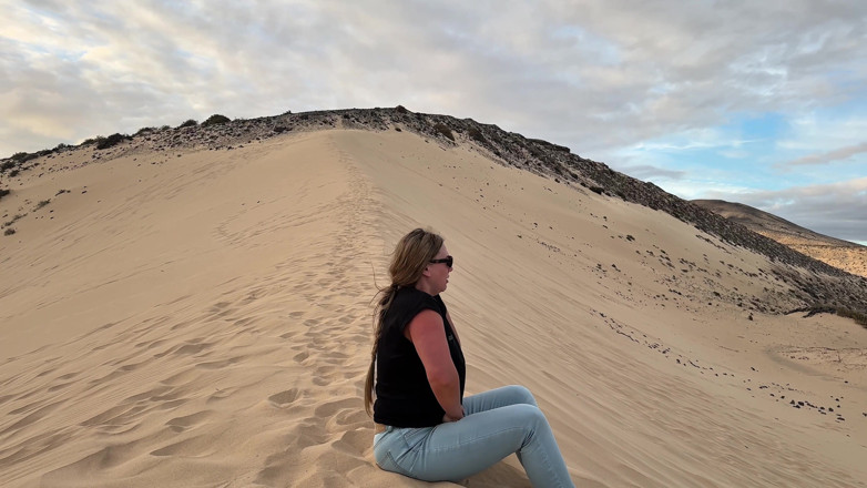 Emma Voyeur: Stuck in the Sand - I Wet My Jeans While Trapped