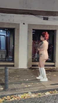 Risky Public Naked Chubby in the Building Pissing Outdoor
