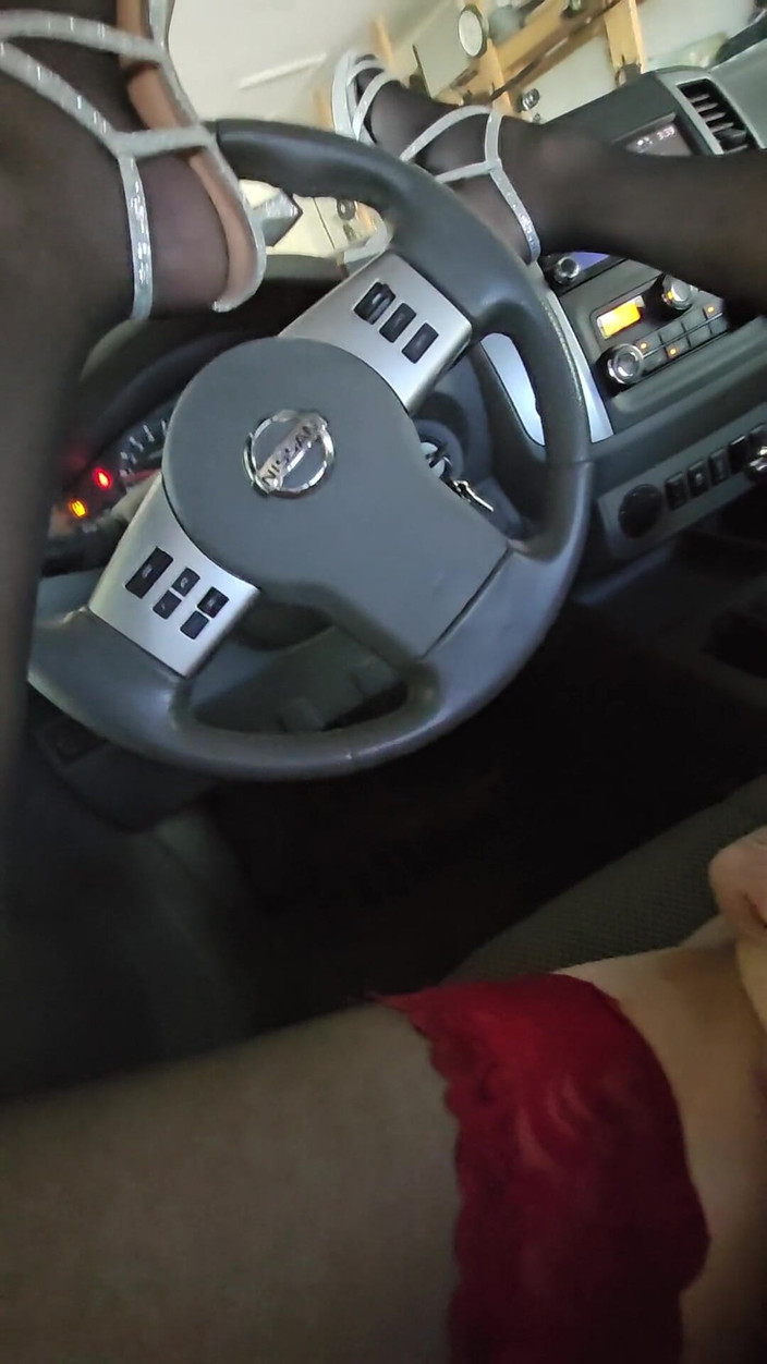 stefanspace96: Vyvrcholení v mých jiskrách na vysokých podpatcích na mém volantu...