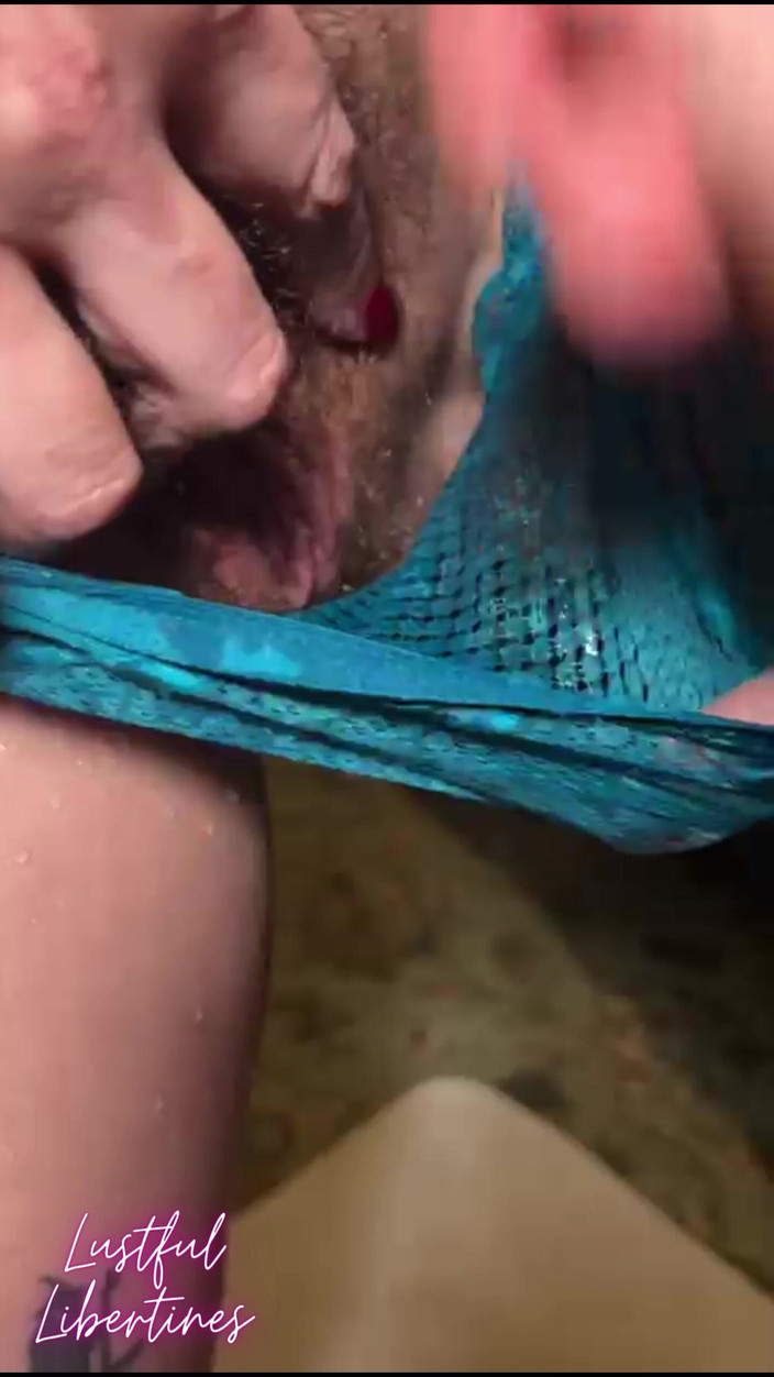 Lustful Libertines: 他把尿在我身上