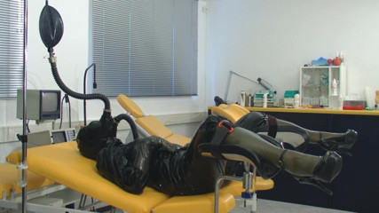 Rubber & Clinic Studio - 1ATOYS: Dziwaczna gumowa masturbacja z sikaczem
