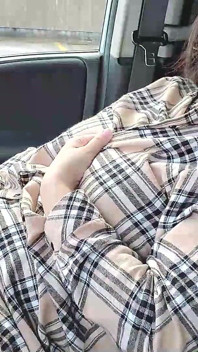 Mulher casada se masturbando no carro