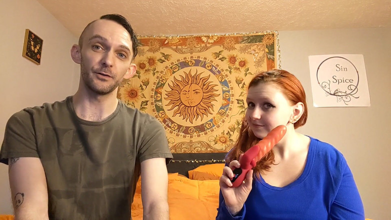 Sin Spice by Sophia Sinclair and Jasper Spice: Moiame tong- en vingervibrator unboxing en masturbatie